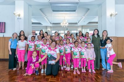 Simininas e alunos da rede municipal participam de atividade cultural no Cine Teatro Cuiab�