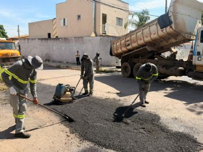Mutir�o avan�a e Prefeitura j� elimina buracos em diversos bairros de Cuiab�