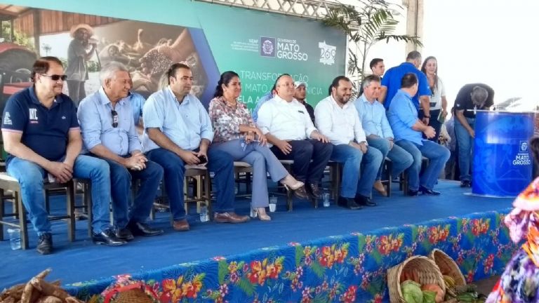 Pequenos produtores de Chapada recebem equipamentos agr�colas