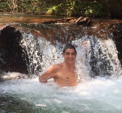 Zeca Pagodinho se refresca em Chapada e diz que queimadas na regi�o s�o impactantes
