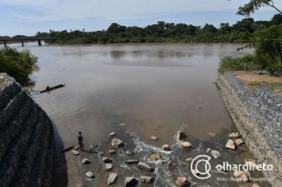 Queimadas podem causar mortandade de peixes e altera��o da qualidade da �gua no Rio Cuiab�