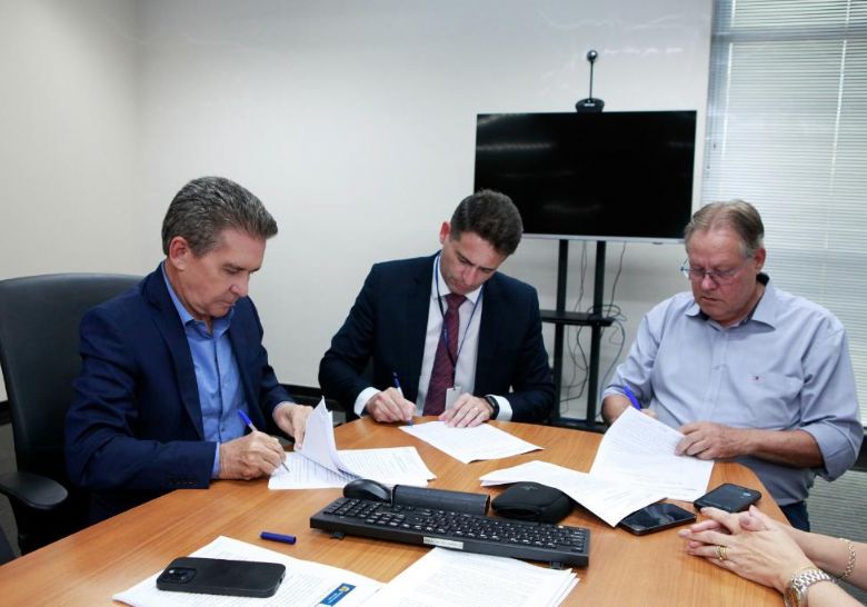 ​TCE assina acordo para que Estado assuma regula��o de cirurgias de urg�ncia e emerg�ncia de Cuiab�