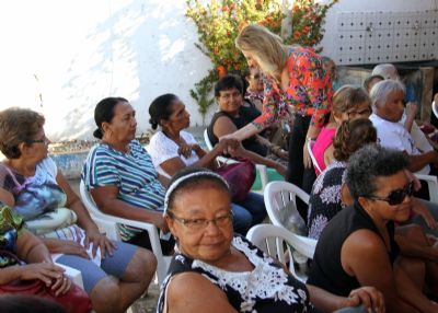 Primeira-dama faz doa��o e garante a��es do programa da Terceira Idade a idosos do Grande Terceiro