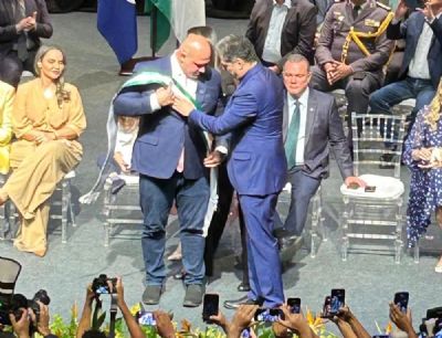 Emanuel Pinheiro entrega faixa de prefeito a Ab�lio Brunini