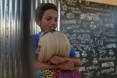 F� brasiliense de 10 anos conhece Pabllo Vittar e chora de emo��o