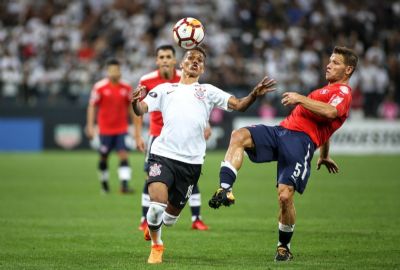 Rumo ao Benfica, Pedrinho busca primeiro gol em Libertadores e vira esperan�a no Corinthians