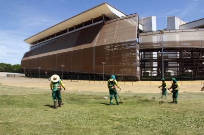 �rea externa da Arena Pantanal recebe limpeza