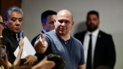Ab�lio tumultua CPMI e vira algo de cr�ticas por traje inadequado