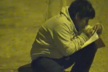 Menino que estuda na rua por falta de luz vai ganhar casa nova de milion�rio