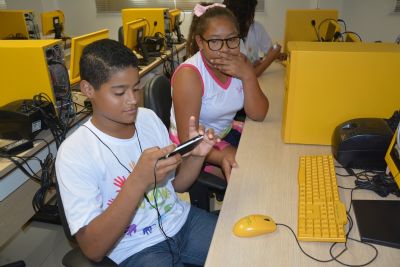 Adolescentes atendidos pelo CRAS e projeto Siminina participam de oficina de Inclus�o Digital