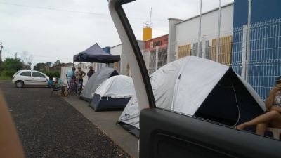 Para conseguir matr�cula, pais acampam em frente a creche quase uma semana antes do prazo