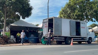 For�as de seguran�a desmontam acampamento em frente � Brigada do Ex�rcito