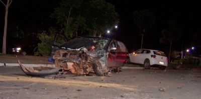 Adolescente bate carro ap�s passar sinal vermelho e 5 pessoas ficam feridas em Cuiab�