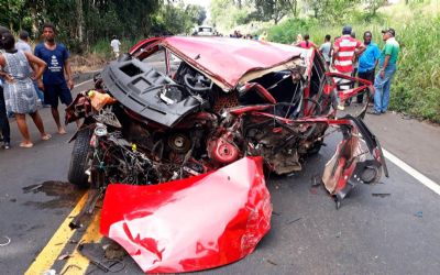 Acidente mata um e deixa tr�s gravemente feridos na Bahia; carro fica irreconhec�vel