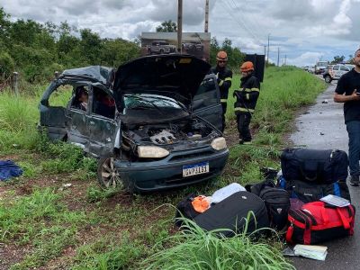 Mortos em batida entre Palio e �nibus na Estrada da Guia s�o identificados