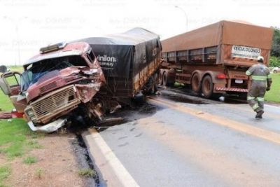 Tr�s caminh�es e um carro se envolvem em acidente e fecha trecho da BR-163