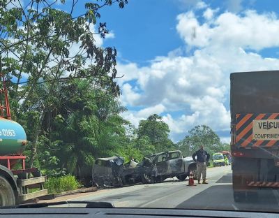 ​Colis�o entre caminhonete e carro mata uma pessoa e deixa quatro feridos