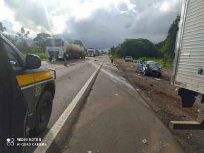 Crian�a de 11 anos e mais duas pessoas morrem em batida entre carro e caminh�o na BR-364