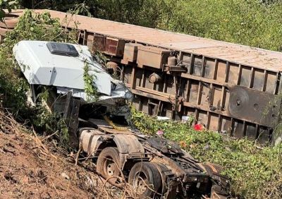 Acidente entre carreta e carro deixa um morto e tr�s feridos na BR-163