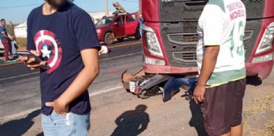 Piloto e garupa ficam feridos ap�s colis�o entre moto e carreta na Imigrantes