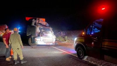 ​Mulher ajuda em acidente e acaba atropelada por caminh�o