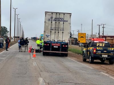 ​Acidente entre carreta e motocicleta mata casal em rodovia