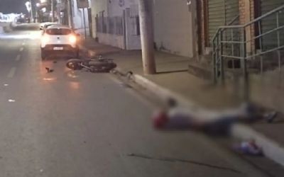 Motociclista bate em meio-fio e morre na Av. Miguel Sutil