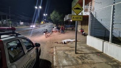 ​Motociclista salta quebra molas, perde controle e morre em batida contra placa