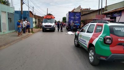 ​Motociclista tem cabe�a esmagada ap�s caminh�o invadir preferencial