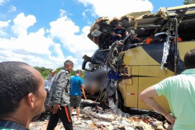 Choque frontal entre caminh�o bitrem e �nibus na BR-174 deixa sete mortos