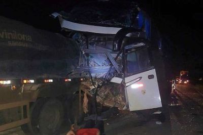 ​Acidente entre �nibus e caminh�o na BR-364 deixa 13 pessoas feridas