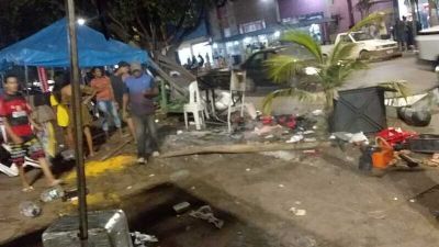 ​Motorista d� marcha � r� e passa por cima de vendedora de espetinho