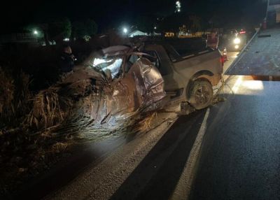 Casal morre em batida frontal entre Saveiro e carreta na BR-163