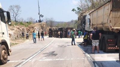 Duas pessoas morrem e uma fica ferida ap�s caminh�o tombar