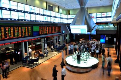 Bovespa segue exterior e opera em forte alta