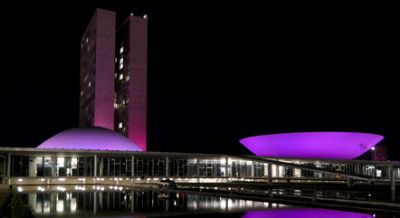 Lei que pune discrimina��o salarial contra mulheres volta ao Congresso
