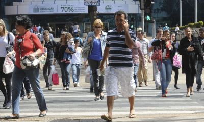 Economistas recomendam austeridade �s fam�lias