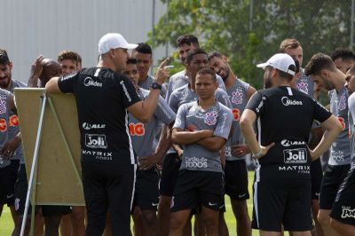 Corinthians p�e em pr�tica plano de enxugar elenco ap�s queda: 