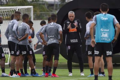Elenco do Corinthians volta ao CT ap�s 100 dias afastado