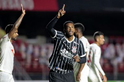 J� reestreia no Corinthians com gol e festeja: 