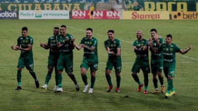Cuiab� goleia Guarani na Arena Pantanal e se aproxima do acesso