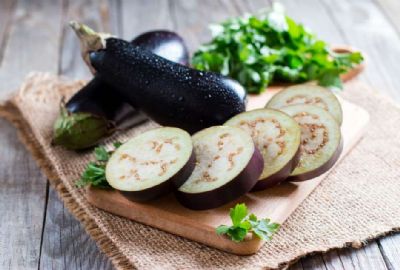 �gua de berinjela: saiba os benef�cios e como fazer em casa