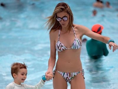 De biqu�ni, Ana Hickmann mostra boa forma em foto fofa com o filho
