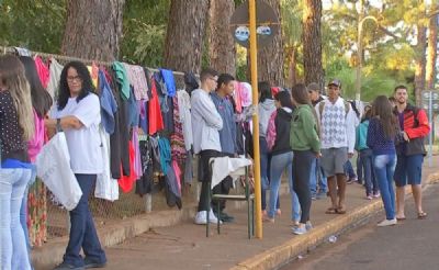 Alunos fazem varal solid�rio para quem n�o pode comprar roupa de frio