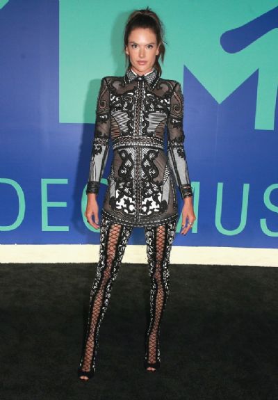Alessandra Ambrosio brilha em premia��o da m�sica norte-americana