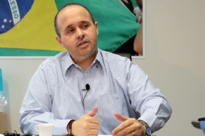 Secret�rio de Educa��o divulga cota��es com TV�s e afirma que vai processar vereador