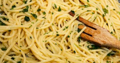 Aprenda a fazer um delicioso espaguete alho e �leo