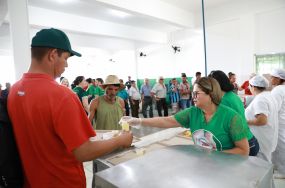 Almo�o de Ano Novo oferecido pela Primeira-dama re�ne mais de 130 moradores de rua