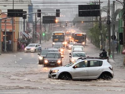 Chuva intensa alaga v�rios pontos da Capital nesta quarta-feira