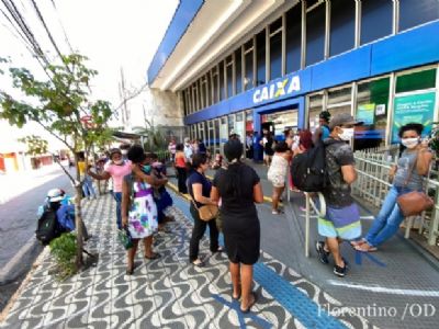 Com 700 pessoas na fila, ag�ncia da Caixa � multada pela Prefeitura por n�o seguir regras